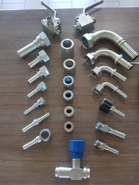 Zakuwanie dorabianie węży - przewodów hydraulicznych 1SN 2SN 4SP Zakuwanie dorabianie węży - przewodów hydraulicznych 1SN 2SN 4SP